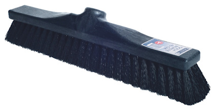 Svart golvborste med plastborst och plasthandtag.
