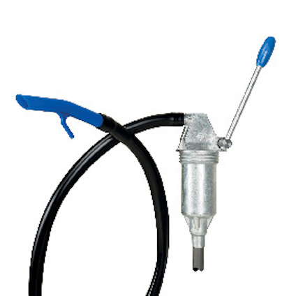 Handpump med blått handtag och metallrör, ansluten till böjlig slang.