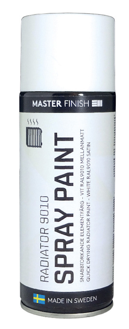 Vit sprayfärgsburk med etiketten "MASTER FINISH Radiator 9010 Spray Paint". Svenska flaggan nederst.