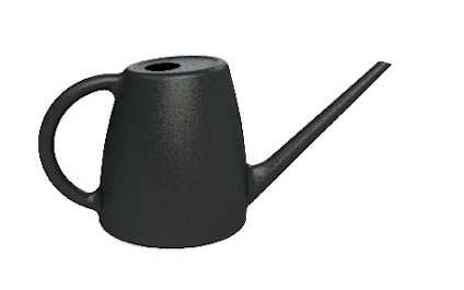 Svart vattenkanna med rund kropp och ett långt, smalt munstycke. Har ett stort, halvcirkelformat handtag.