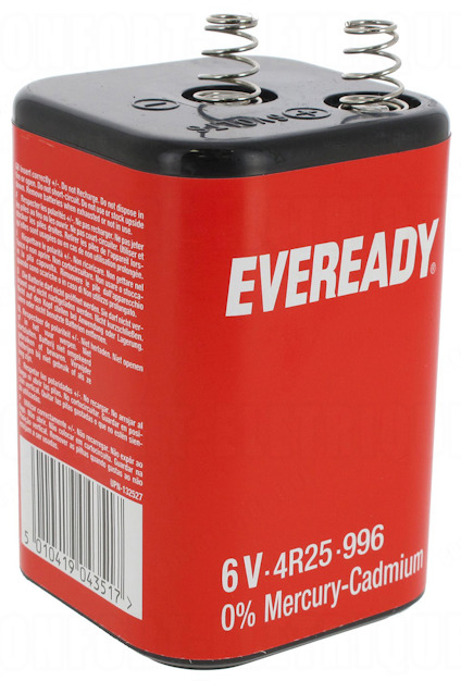 Rött batteri med texten "EVEREADY", återfjädrande kontaktfjädrar och etikett som säger "6V, 4R25-996, 0% Mercury-Cadmium".