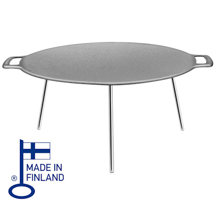 Stekhäll med tre ben i metall och två handtag. Text: "Made in Finland" med finsk flagga.