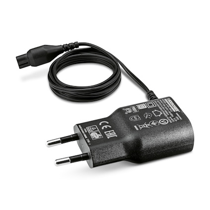 Svart väggadapter med europeisk tvåstiftskontakt och svart kabel. Flera symboler och märkningar syns på adaptern.