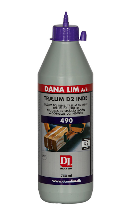 Flaska med lila kork och etikett med texten "DANA LIM A/S TRÄLIM D2 INNE 490 750ML".
