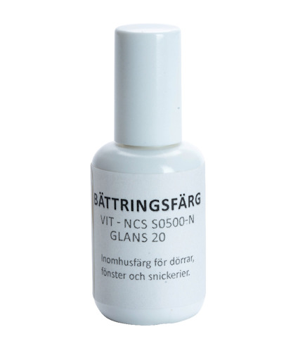 Vit flaska med texten "BÄTTRINGSFÄRG VIT - NCS S0500-N GLANS 20 Inomhusfärg för dörrar, fönster och snickerier."