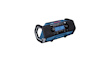 Bärbar radio med blå detaljer och digital display som visar radiostation och frekvens.
