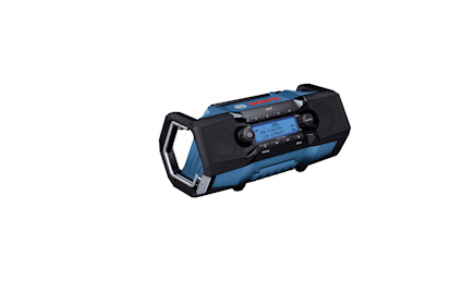 Bärbar radio med blå detaljer och digital display som visar radiostation och frekvens.