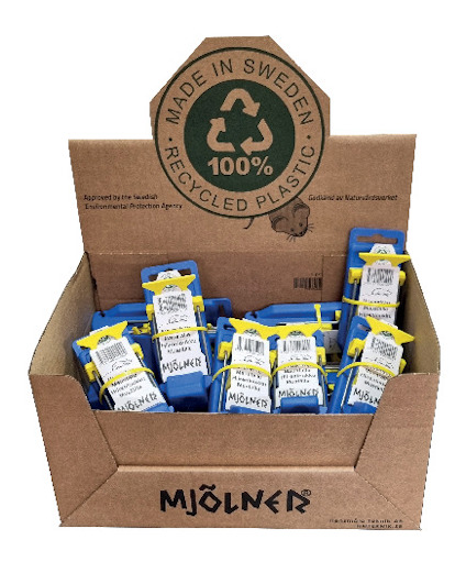 Kartong med etikett "MJÖLNER" innehåller blå och gula plastprodukter, etikett "MADE IN SWEDEN 100% RECYCLED PLASTIC".