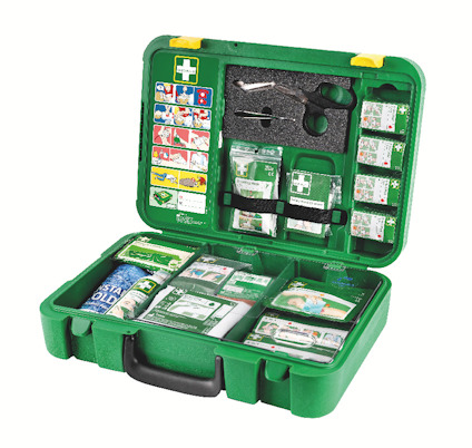 Första hjälpen-kit i grön väska, innehåller bandage, plåster, sax och instruktioner.