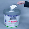 Hink med etikett "IS-FRITT Pro" och text om smältande snö och is. Hand häller vitt granulat från en spade.