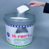 Hink med "IS-FRITT PRO" och snöskyffel fylld med salt eller grus, vit bakgrund.