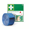 Blå skumbandage bredvid en förpackning med texten "Cederroth Soft Foam Bandage Blue, 6 cm x 2 m".
