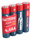 Fyra AAA-alkaliska batterier med blå och röd förpackning, märkta med "BATTERIE ALKALINE 4xAAA".