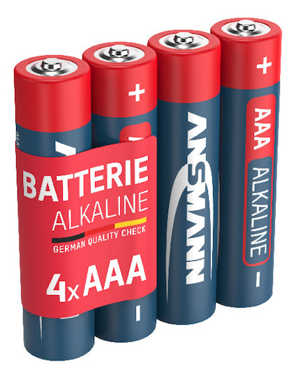 Fyra AAA-alkaliska batterier med blå och röd förpackning, märkta med "BATTERIE ALKALINE 4xAAA".