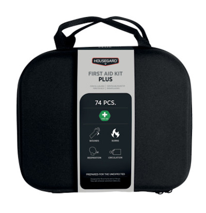 Svart förstahjälpen-kit Plus med handtag och etikett: "Housegard", "74 pcs.", symboler för sår, brännskador, andning, cirkulation.