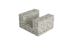 Betongblock i form av ett "U", med grov textur och synliga stenar.